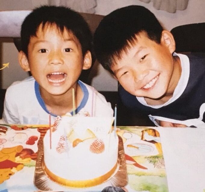 小学生の頃に2歳上の兄と誕生日パーティーをする松村北斗
