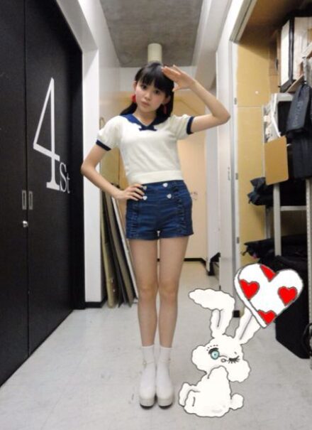自身のブログで私服を披露する学生時代の久間田琳加